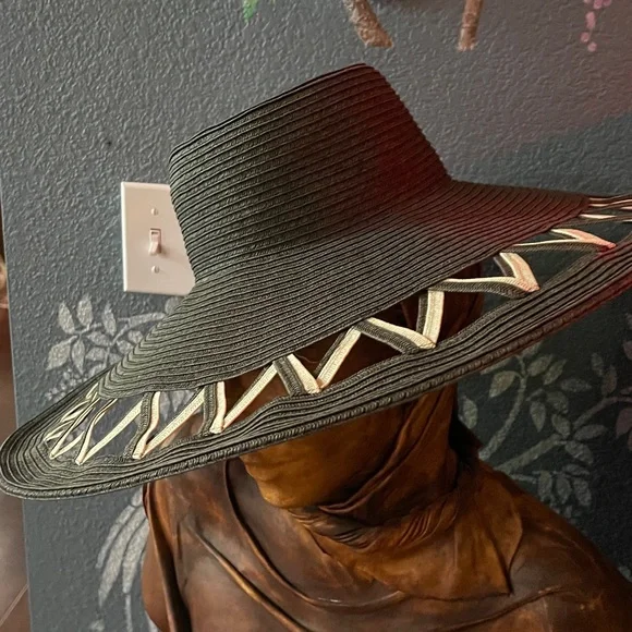 Stylish Black and Cream Women's Hat - Picture 3 of 6